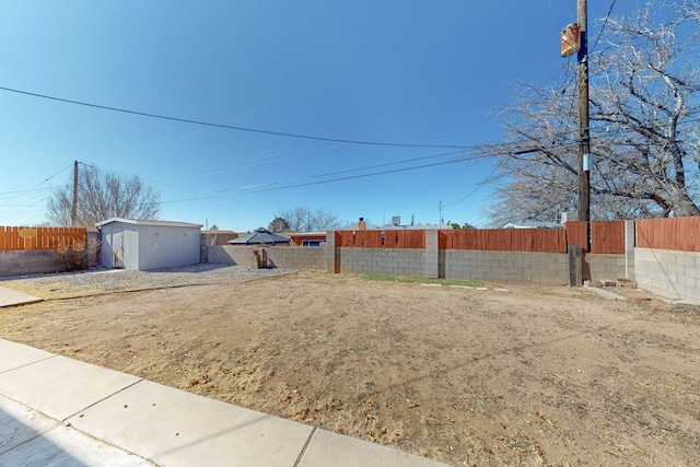 view of yard featuring a storage shed