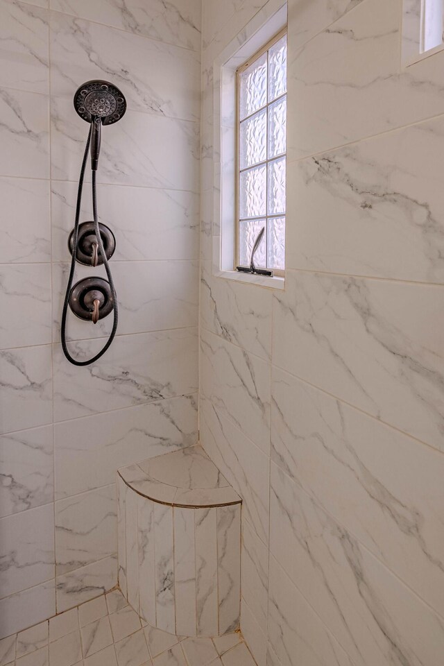 bathroom featuring a tile shower