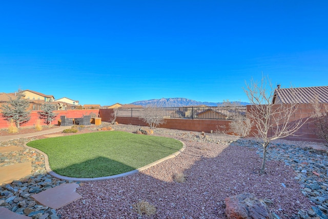 view of yard with a mountain view