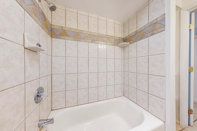 bathroom featuring tiled shower / bath