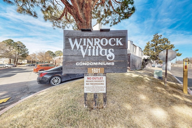 community / neighborhood sign featuring a lawn