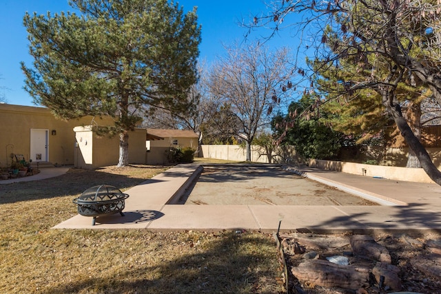 view of yard with a fire pit