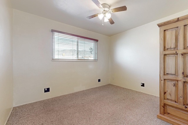 unfurnished room featuring carpet and a ceiling fan