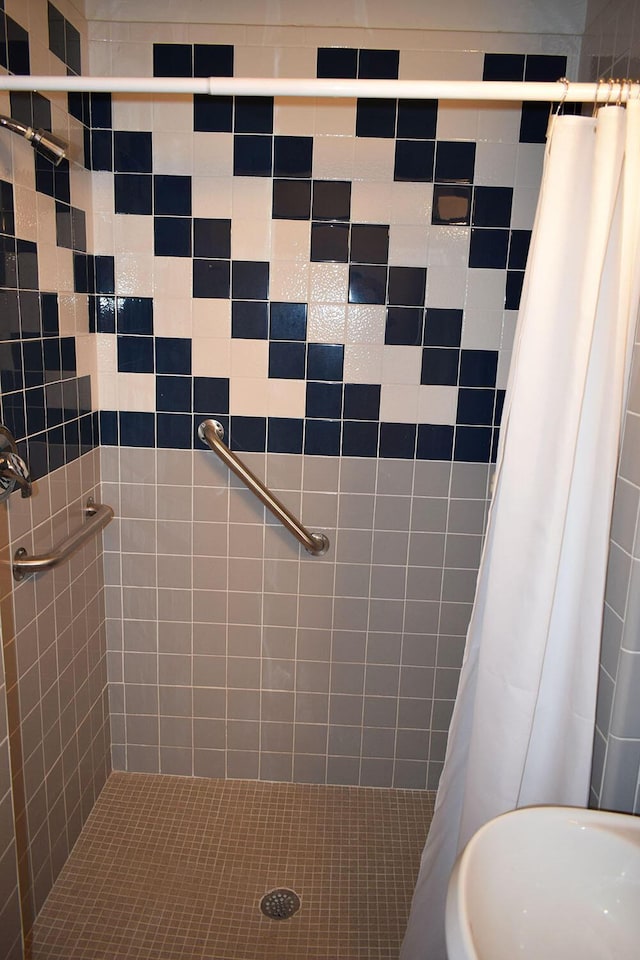 bathroom featuring curtained shower