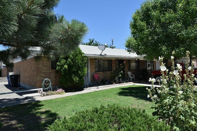 view of front of home featuring a front lawn