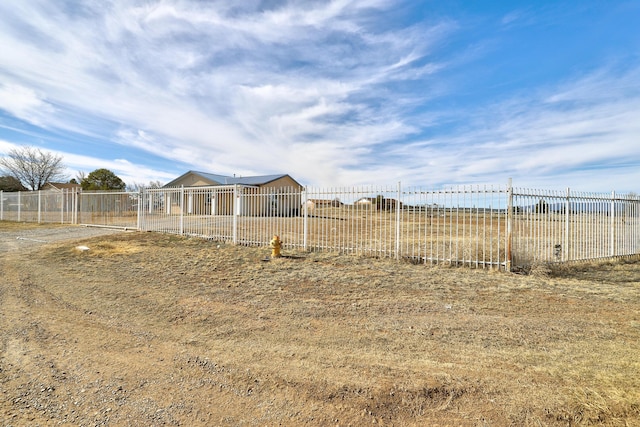 view of yard featuring fence and an outbuilding