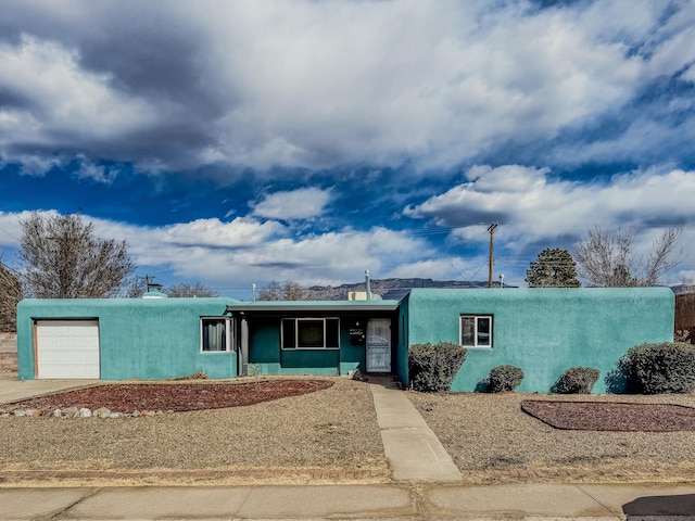 view of front of property featuring stucco siding, a garage, and concrete driveway