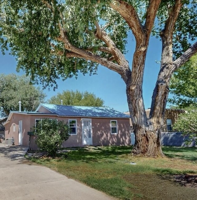 view of front facade with a front lawn