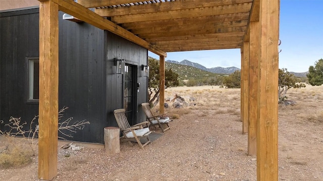 view of yard featuring a mountain view