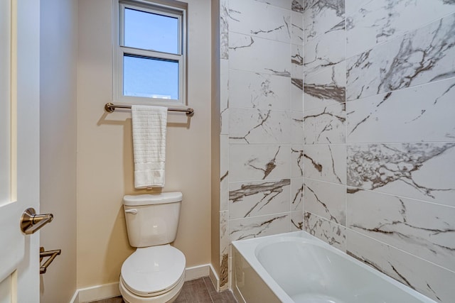 bathroom with tiled shower / bath and toilet