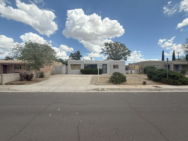 204 Laguayra Dr NE, Albuquerque, NM 87108 - photo 1
