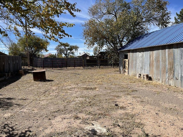 view of yard with an outdoor structure