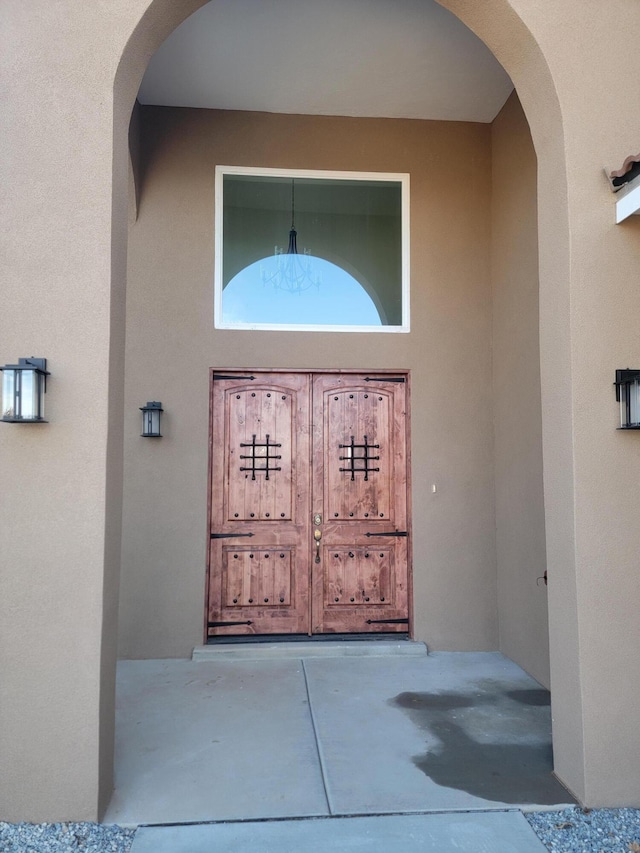 view of exterior entry with stucco siding