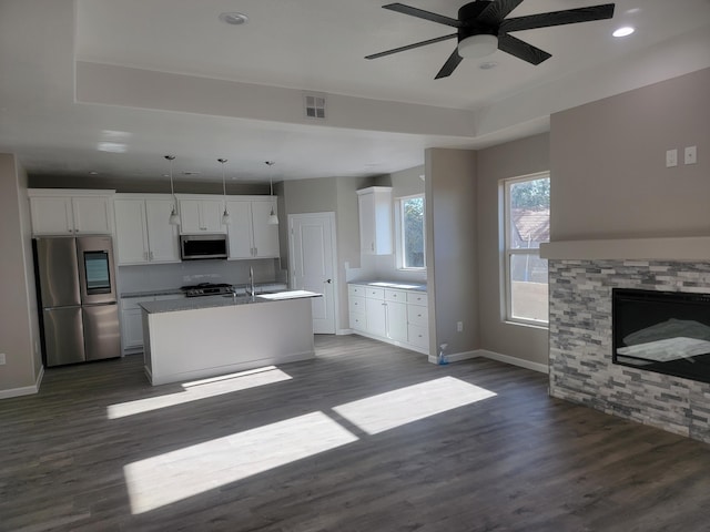 kitchen with visible vents, dark wood-style flooring, white cabinetry, a ceiling fan, and appliances with stainless steel finishes