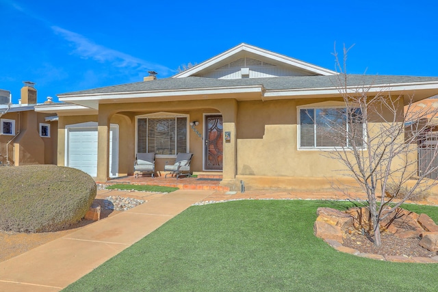 view of front of house with a front lawn and a garage