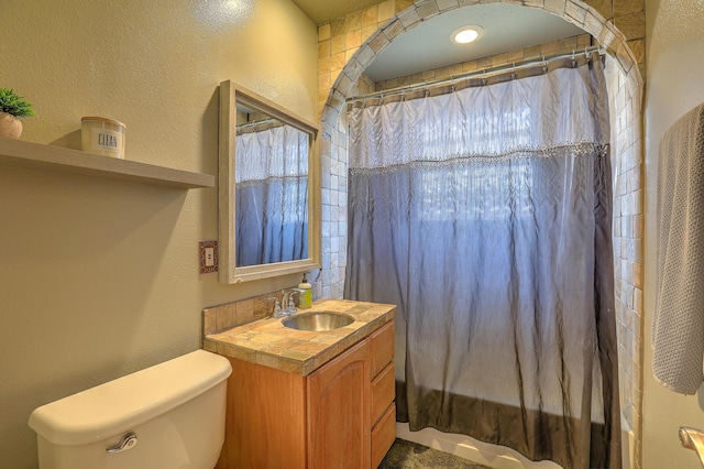 bathroom with vanity, a shower with shower curtain, and toilet