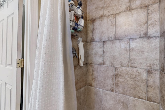 interior details with a tile shower