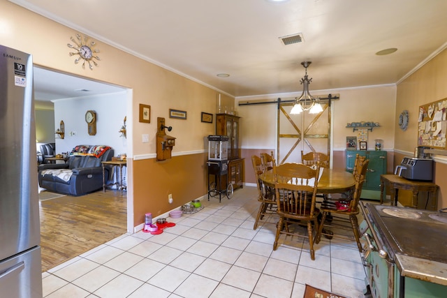 dining space featuring light tile patterned floors, a barn door, visible vents, baseboards, and crown molding