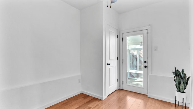 entryway featuring light wood-style floors, ceiling fan, and baseboards