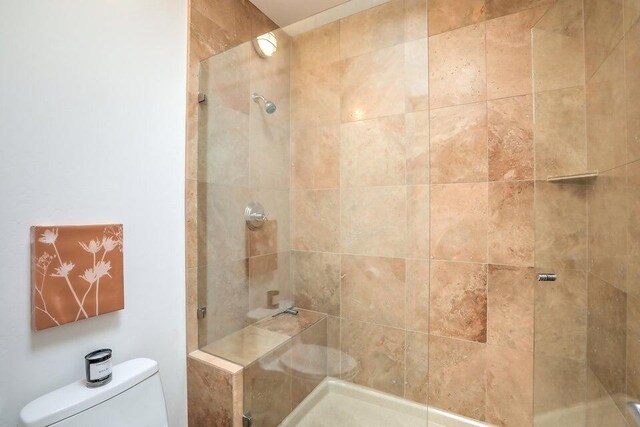 5524 Poblanos Ct NW, Albuquerque, NM 87107 - bathroom featuring toilet and tiled shower