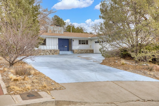 single story home featuring a garage