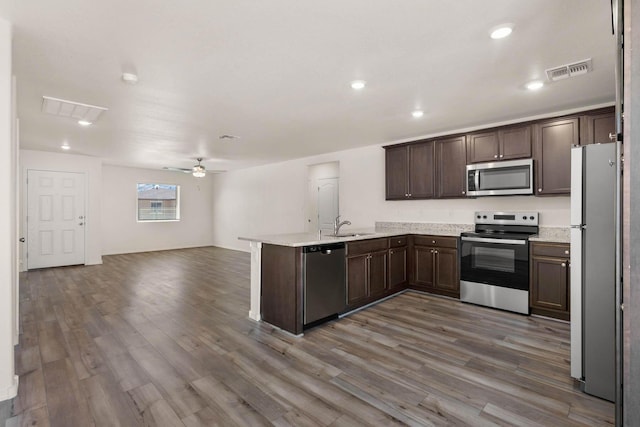 kitchen with visible vents, ceiling fan, open floor plan, a peninsula, and stainless steel appliances