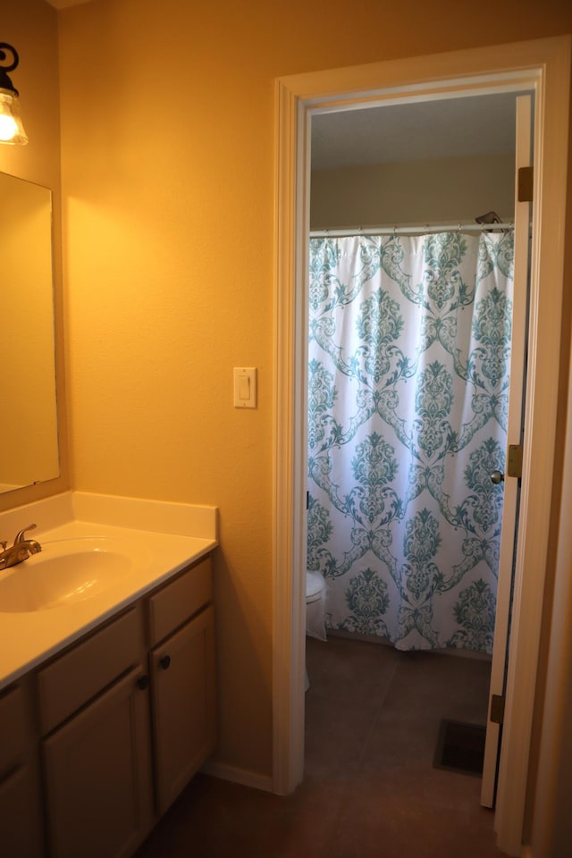 full bath featuring visible vents, toilet, a shower with curtain, tile patterned flooring, and vanity