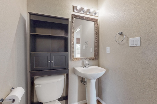 9801 Basha St NW, Albuquerque, NM 87114 - bathroom featuring a textured wall