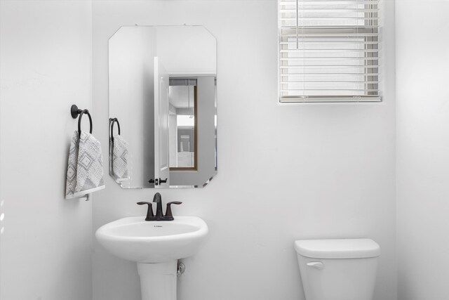 6052 Nauman Dr SE, Albuquerque, NM 87106 - bathroom with toilet