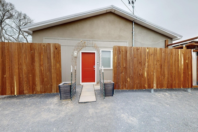 view of front of home featuring fence and stucco siding