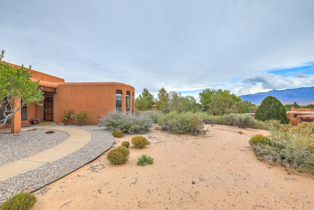 view of yard featuring a mountain view