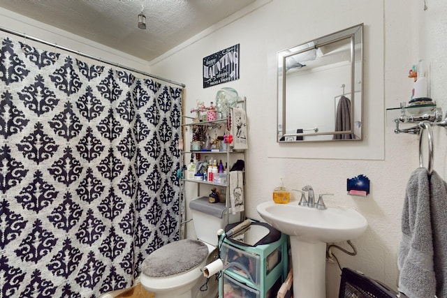 503 US Rt 66, Moriarty, NM 87035 - bathroom with toilet and curtained shower