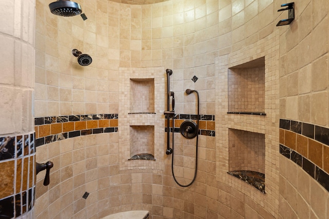 bathroom featuring a tile shower