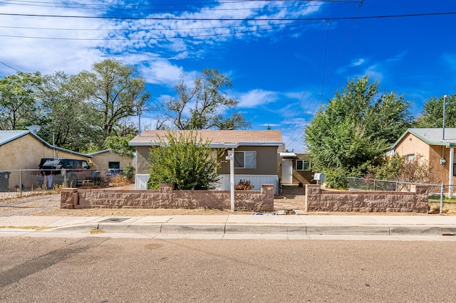 view of front of home featuring a fenced front yard