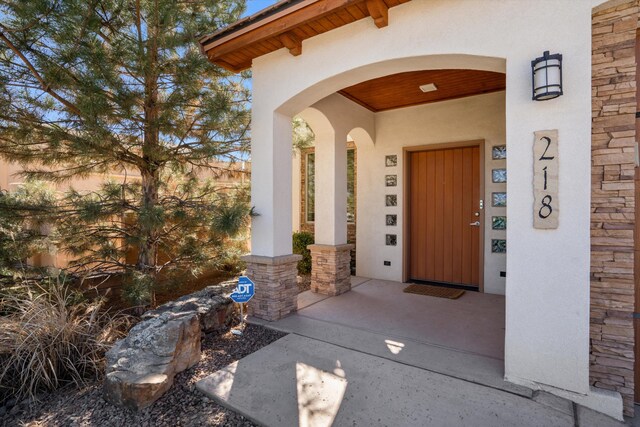 view of exterior entry featuring stucco siding