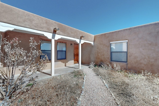 property entrance featuring stucco siding