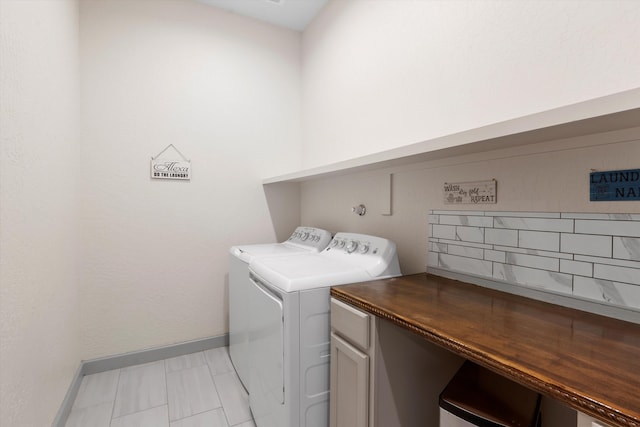 washroom with laundry area, baseboards, and washing machine and clothes dryer