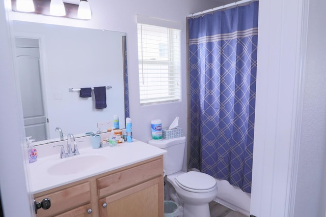 full bathroom featuring a shower with shower curtain, toilet, and vanity