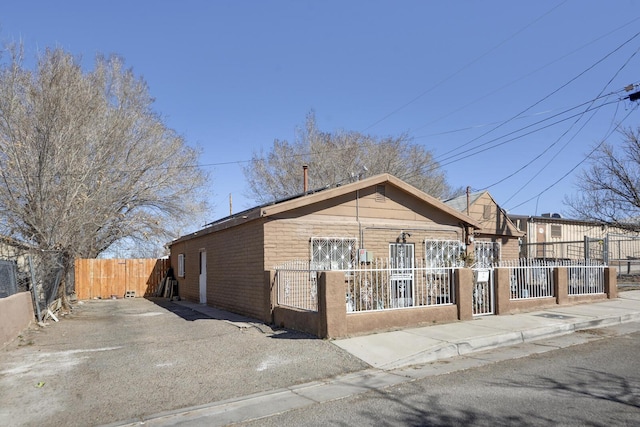 view of front facade featuring a fenced front yard