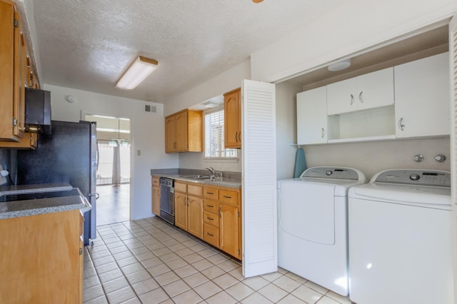 interior space featuring washing machine and clothes dryer, light tile patterned floors, visible vents, a sink, and dishwashing machine