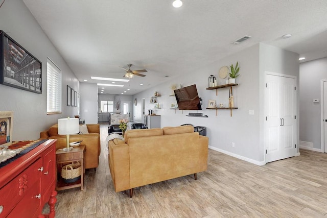 living area with ceiling fan, light wood-type flooring, and recessed lighting