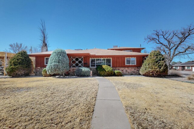 ranch-style home with a front lawn and brick siding