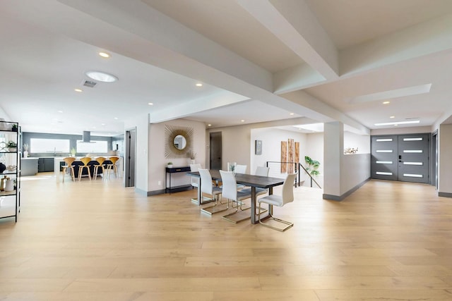 dining room with light wood finished floors, baseboards, visible vents, and recessed lighting