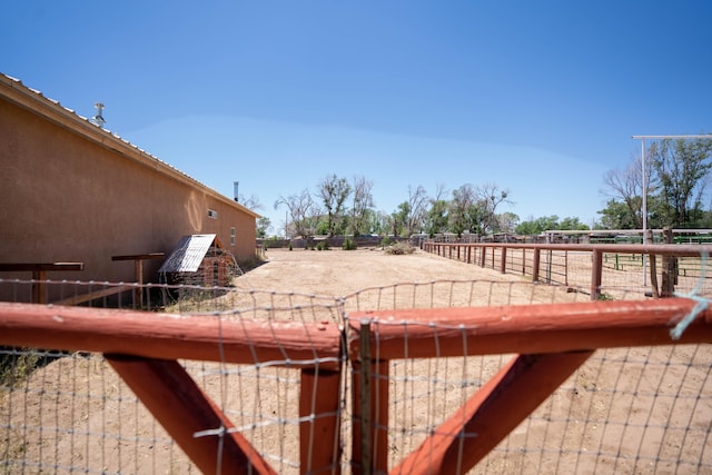 view of yard with an outbuilding