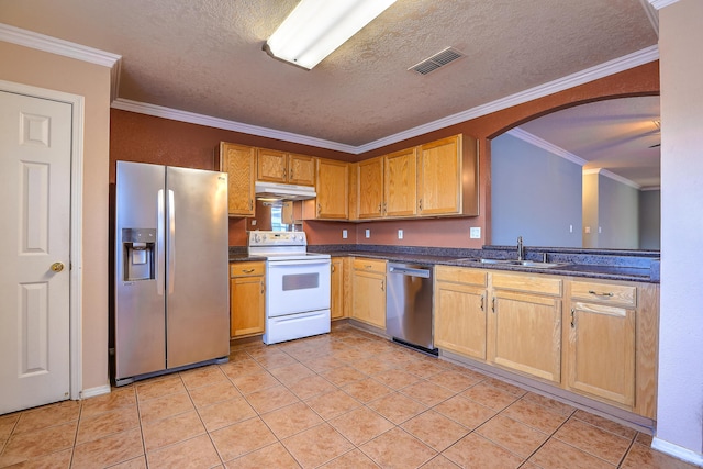 kitchen with under cabinet range hood, stainless steel appliances, a sink, visible vents, and dark countertops