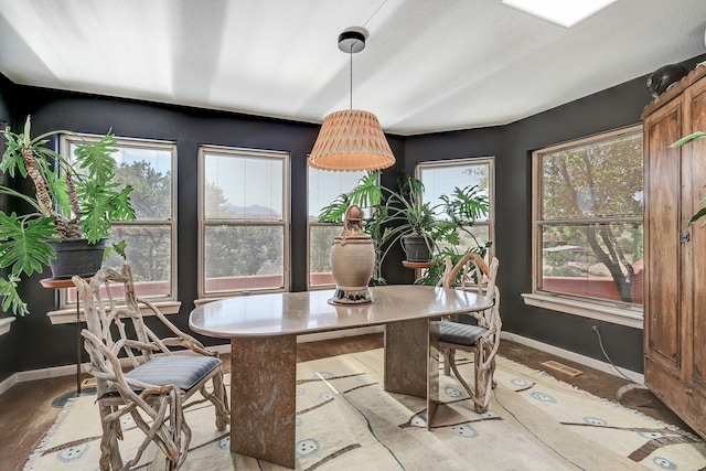 dining space with visible vents and baseboards