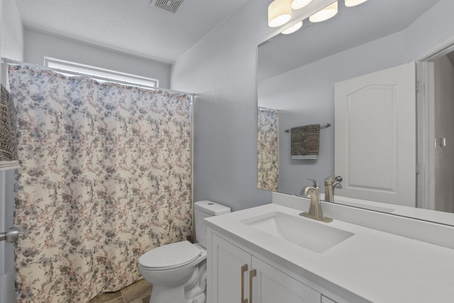 bathroom with toilet, a shower with curtain, visible vents, and vanity