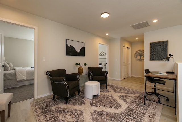 living area featuring baseboards, recessed lighting, visible vents, and light wood-style floors