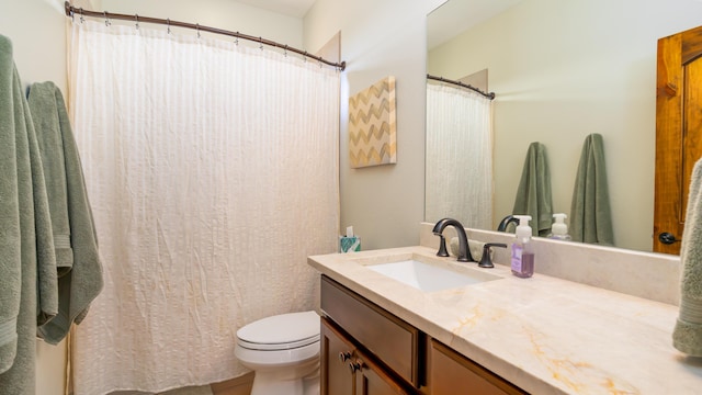 bathroom with a shower with shower curtain, vanity, and toilet