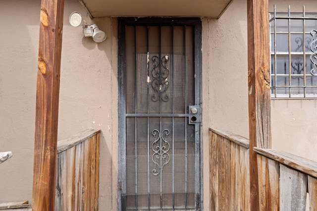 view of exterior entry featuring stucco siding